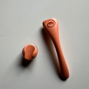 Estrid rakhyvel - Lite kantstött rakhyvel med hållare i orange.