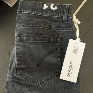 Dondup jeans - Säljer dessa as fräcka dondup jeans i nyskick! Storlek: 31! Modellen heter George & jeansen är köpta på United Fashion! Tags medföljer! Nypris: 3500kr 