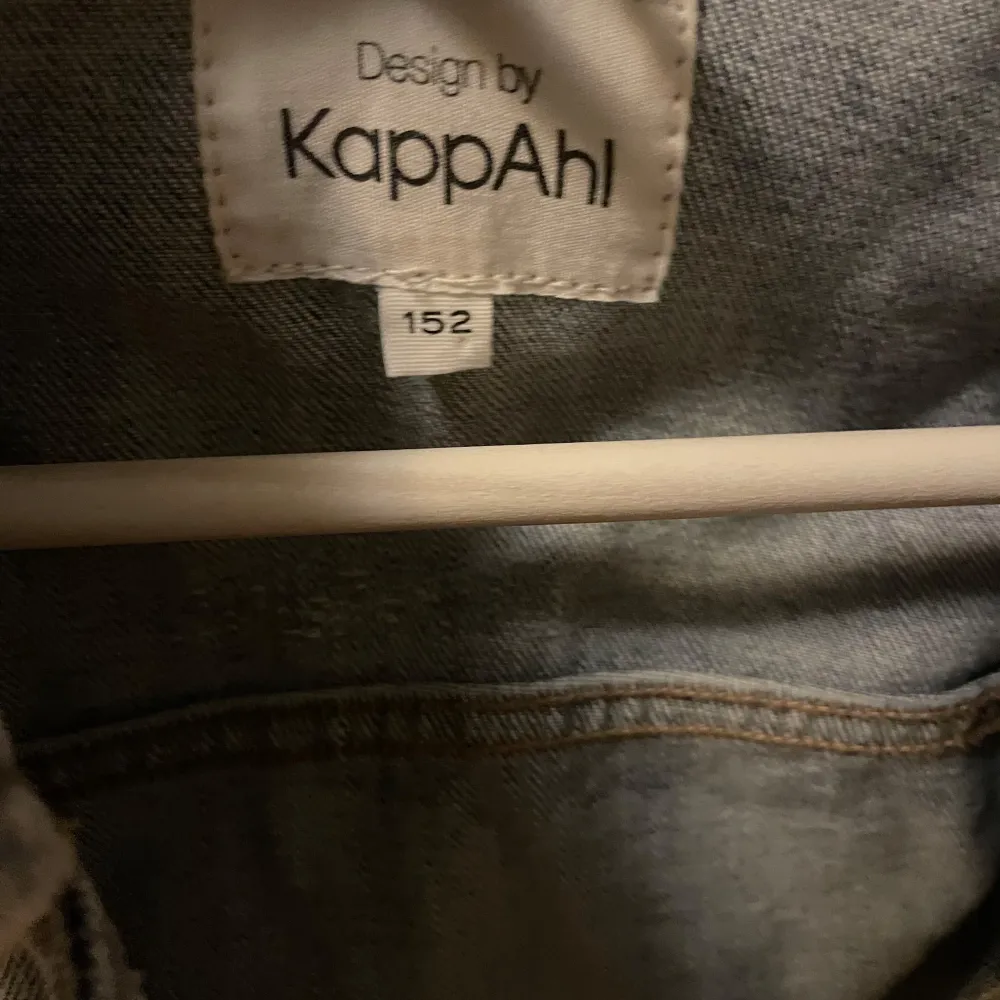 En väldigt fin ljusblå jeansjacka från Kappahl i storlek 152!🩵 Den är i väldigt bra skick och används få gånger!!. Jackor.