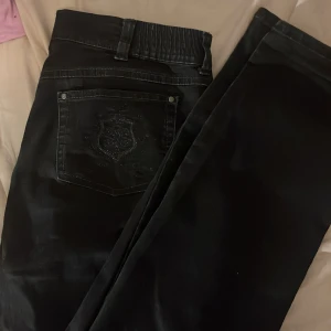 Svarta jeans med broderad ficka - Säljer ett par svarta jeans i bra skick.