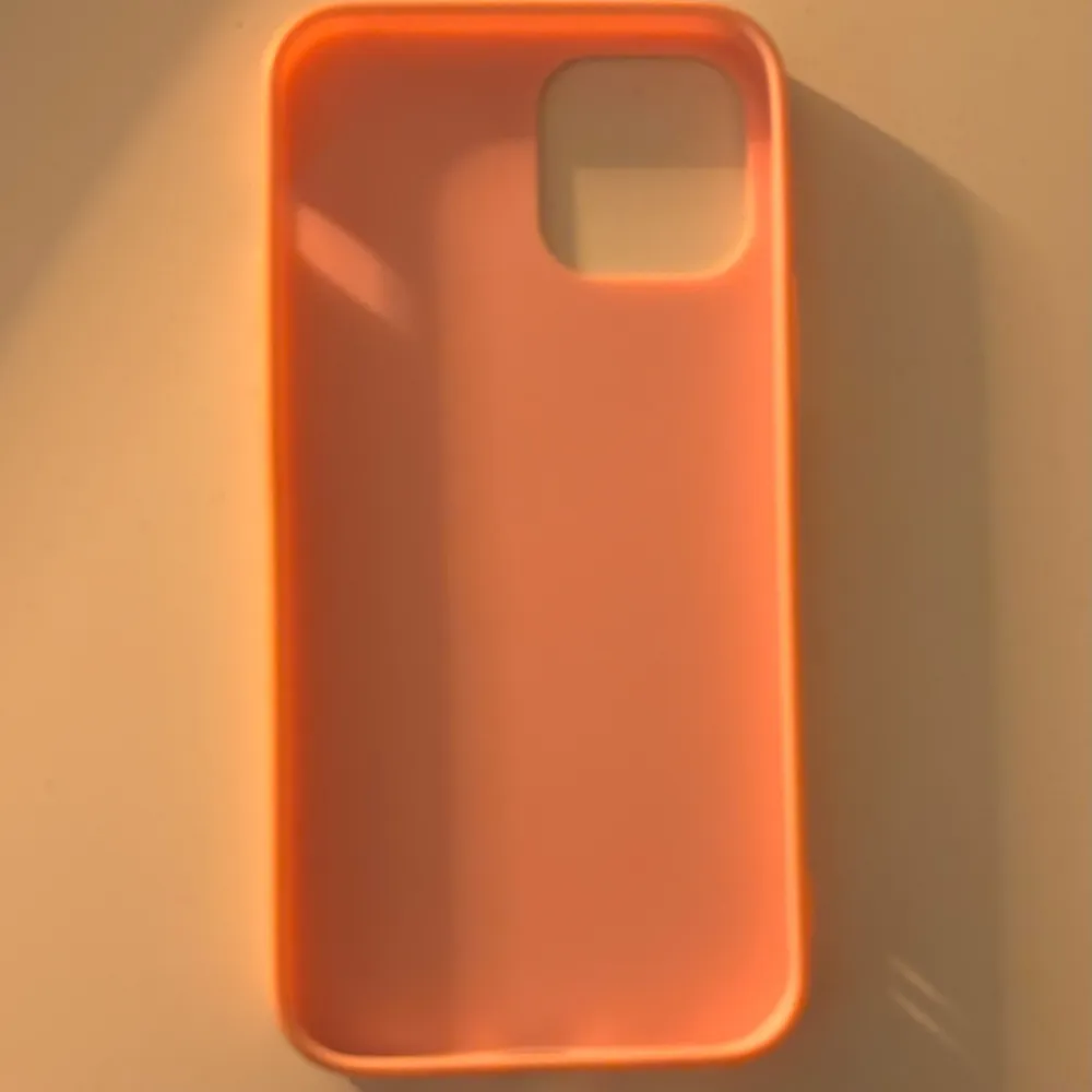 Rosa mobilskal till iphone 12. Ändå defekten är ett ”brunt” streck på skalet men bör gå bort om man tvättar💕. Asusteet.