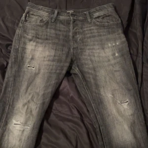 Svarta Jack & Jones jeans med slitningar  - Storlek 32-33 skick 10/10 använda 1-2 gånger, skriv vid funderingar. Pris kan diskuteras!