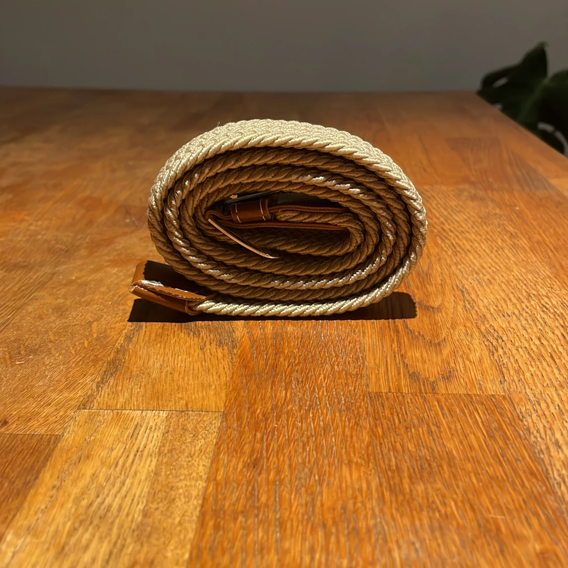 Beige flätat bälte med läderdetaljer