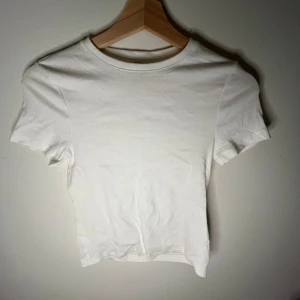 Cropped tshirt - Vit cropped T-shirt från hm. Har aldrig använt men har ej prislapp kvar.