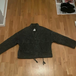 Quiltad jacka från Zara - Säljer en snygg quiltad jacka från Zara i mörk färg. Den har en dragkedja framtill och två stora fickor. Perfekt för höst och vår. Inga repor
