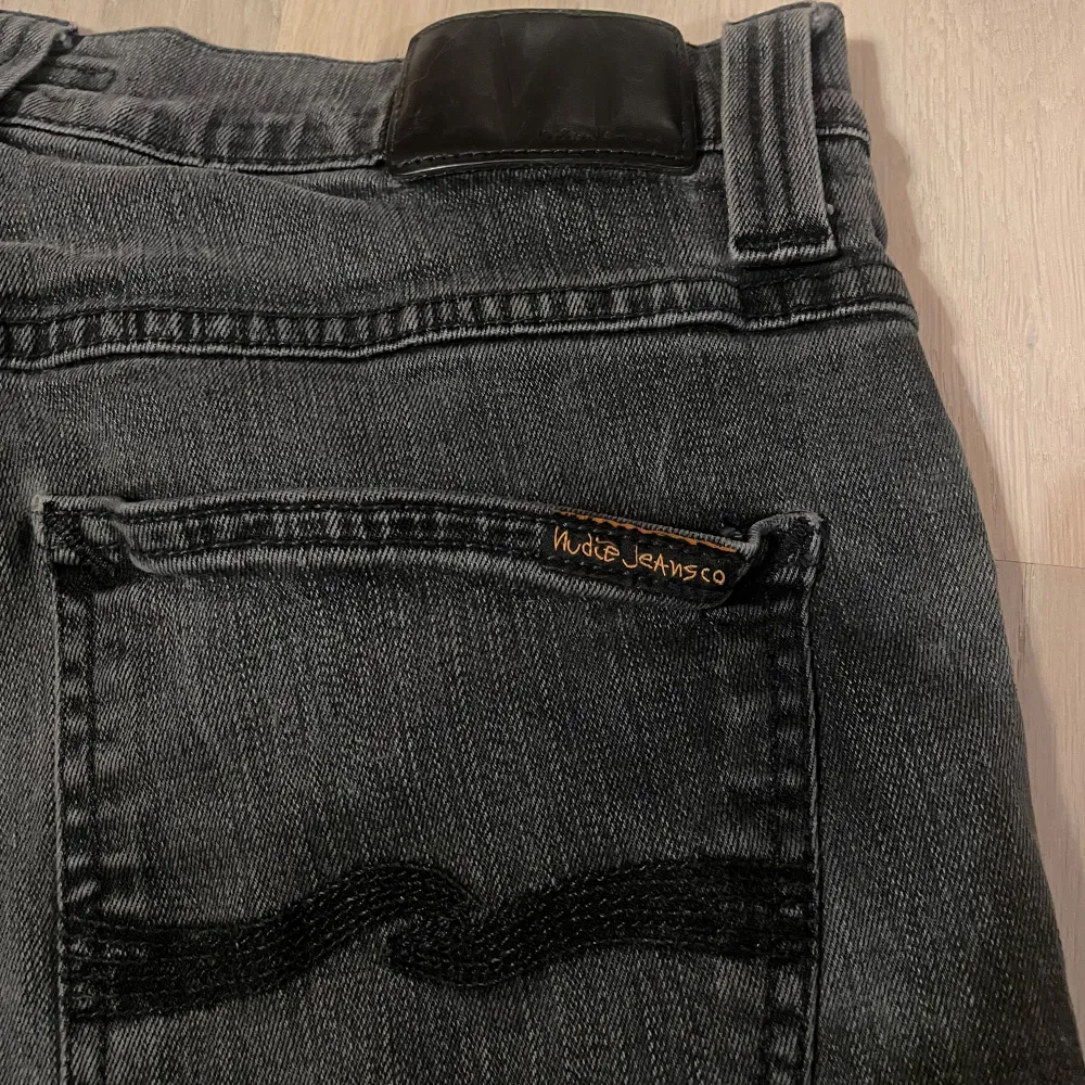 Snygga mörkgrå/svarta Nudie jeans i modellen Grim/Tim - slimfit. De är storlek W34 L32 och är mycket bra skick! Endast använda några gånger och nypris ligger på 1699kr! Hör av er vid frågor!🔥🤝. Jeans & Byxor.