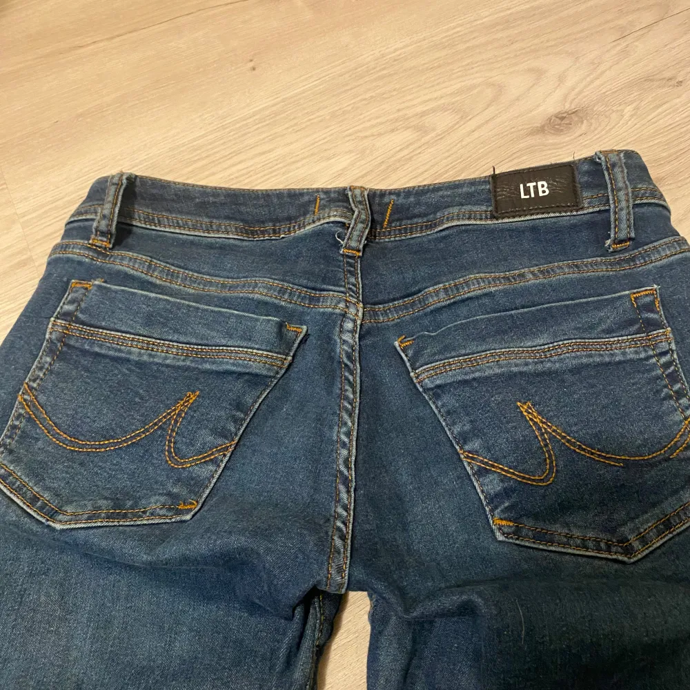 Jätte snygga och populära lågmidjade bootcut jeans från LTB! Storlek W27 L36.. Jeans & Byxor.