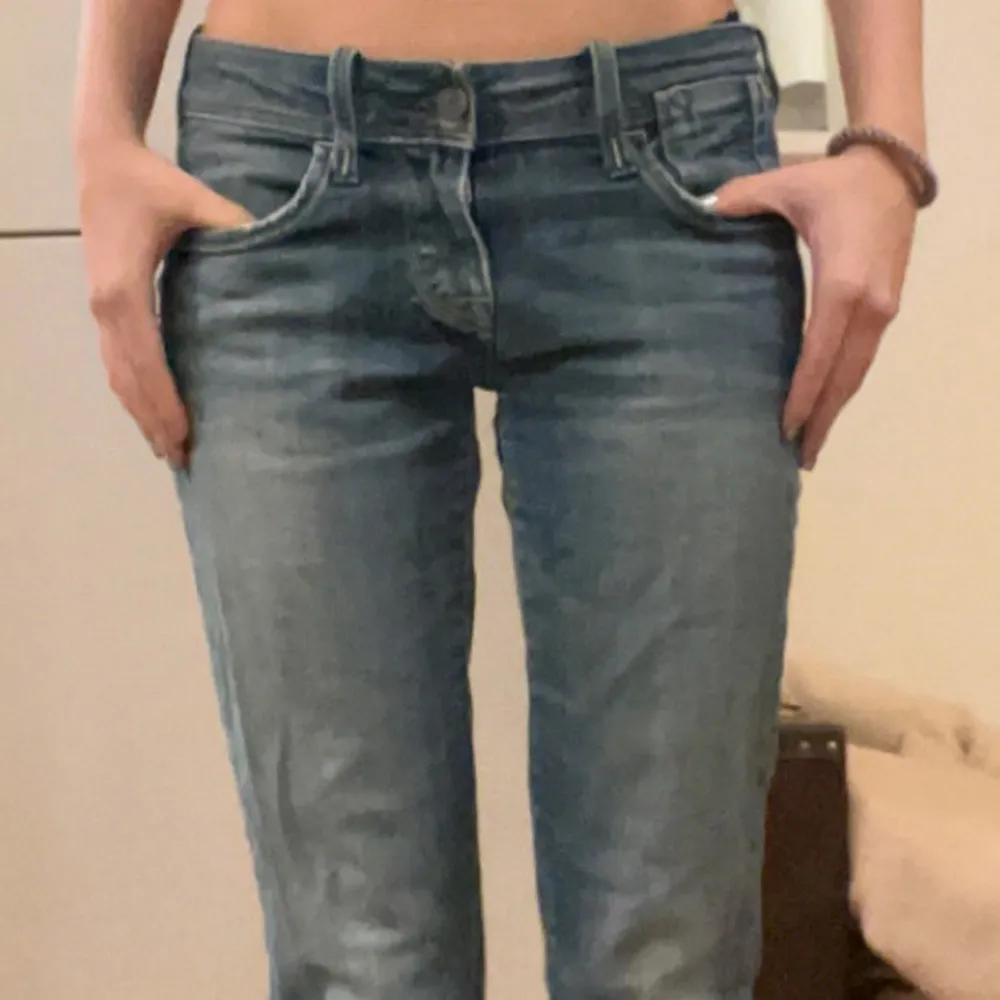 Säljer ett par snygga blå jeansbyxor i bra skick. Dem är låg midjade och är igen g-star raw.  De har inga defekter och är straight leg🩷 skriv för mått🩷. Jeans & Byxor.