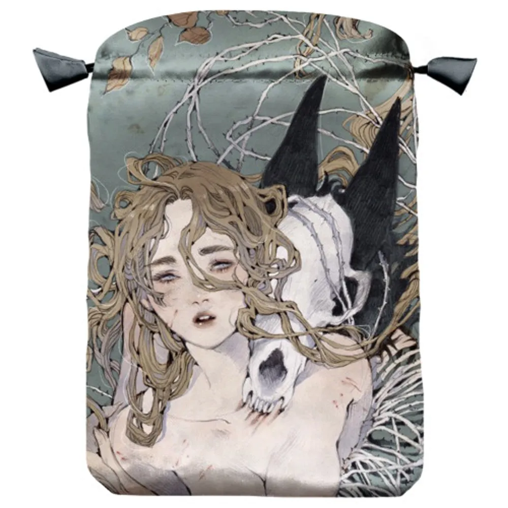 The most artistic way to protect your tarot deck. Made of satin. Size: 16x22,5 cm.. Böcker.