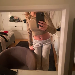 Beige croppad långärmad tränings tröja - Säljer en superfin beige croppad tröja med långa ärmar. Perfekt för en avslappnad stil eller träning. Den är i bra skick och passar perfekt till både jeans och mjukisbyxor. Skön och stretchig för en bekväm passform.
