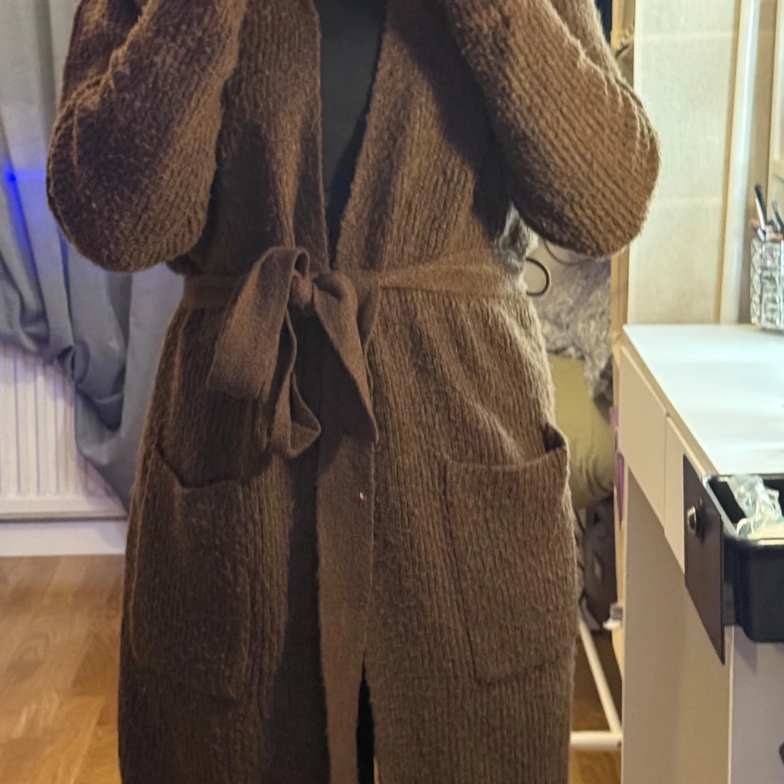 Brun stickad kappa