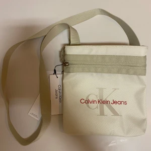 Axelväska Calvin Klein - Helt ny 