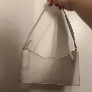 Axelväska från BikBok - Säljer denna fina väska som är köpt på BikBok för längesen. Den kommer inte till användning och är i jättebra skick. Hör av dig vid intresse! 