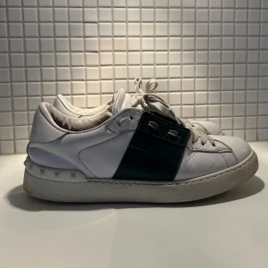 Valentino skor - Säljer min brors Valentino skor med gröna detaljer. De är varsamt använda, hör av er om ni har några frågor, kan gå ner i pris vid snabb affär