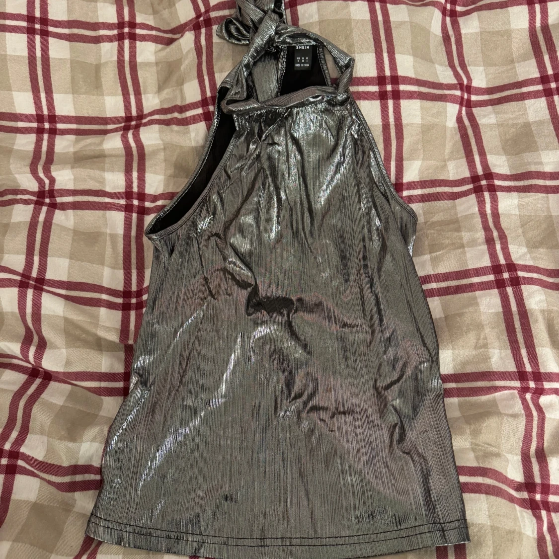 Glittrig silverfärgad halterneck-top