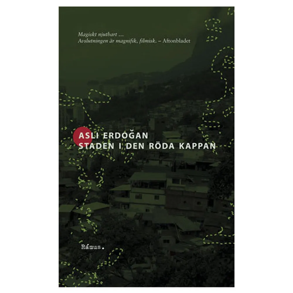 Asl Erdogans andra roman på svenska, Staden i den röda kappan, hyllades av en enig kritikerkår när den först utkom. Erdogan intervjuades i samband med utgivningen också av Babel, Kulturnyheterna, DN, SvD samt Efter tio på TV4 där hon fascinerade med såväl sitt författarskap som sitt eget förföljda livsöde i hemlandet Turkiet. I Staden i den röda kappan är Rio de Janeiro lika mycket en karaktär som huvudpersonen Özgür. Det skitiga, farliga, dansande, våldsamma och tropiskt heta Rio där turkiska Özgür knappt lyckats överleva i två år. Nu har hon som enda mål att slutföra sin roman Staden i den röda kappan. Staden i den röda kappan, är ett starkt och intensivt kvinnoporträtt skildrat genom Erdogans magiska prosa och bildvärld.    Format Pocket   Omfång 213 sidor   Språk Svenska   Förlag Rámus Förlag   Utgivningsdatum 2011-11-25   Medverkande Thomas Andersson   Medverkande Asli Erdogan   Medverkande Ulla Lundström   ISBN 9789186703073  . Böcker.