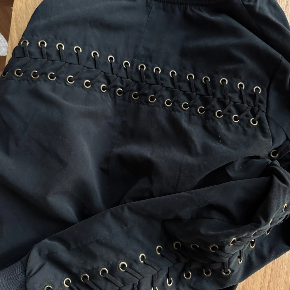 Svart tunn jacka med detaljer  - 90