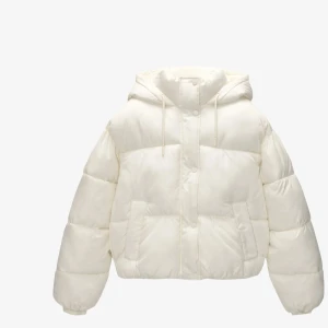 Vit pufferjacka  - Säljer en supermysig vit pufferjacka från pull and bear🌸 Andvöbd 1 vinter men är inprincip som ny, inga defekter 💕kontakta vid lvriga frågor 🌸Ny pris 499kr