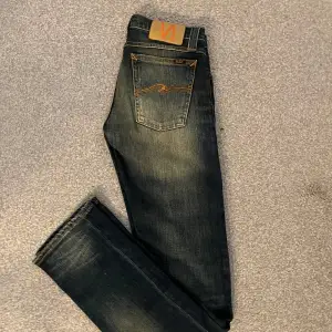 Riktigt snygga och trendiga nudie jeans i topp skick, storlek 29/32, slimfit, vid frågor är de bara att skriva // Gramenti 