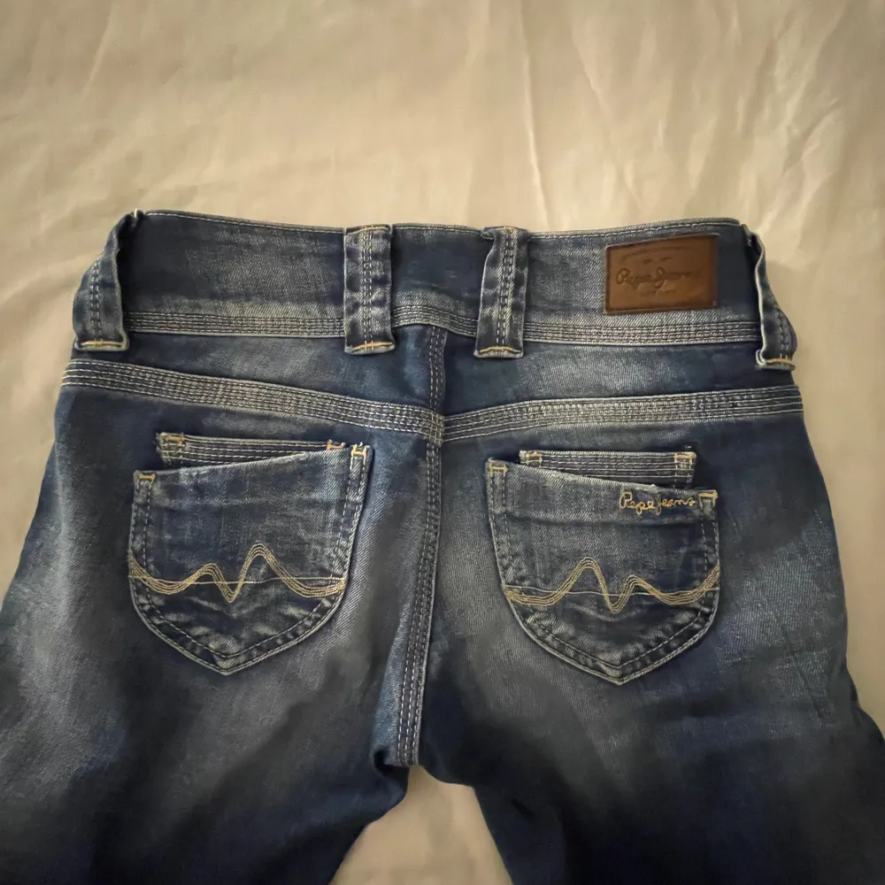 Säljer ett par blå jeans från Pepe Jeans med coola slitningar på framsidan. Coola bakfickor!. Jeans & Byxor.