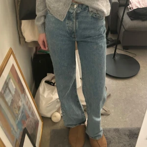 Blå jeansbyxor - Säljer ett par blå jeansbyxor i mycket bra skick. De har en straight passform och är midwaist! Storlek 29 i waist och 32 i längd !