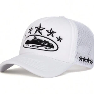 Vit keps med stjärnor - Säljer en snygg vit keps med svart broderi av stjärnor och ett coolt motiv på framsidan. Kepsen har en klassisk passform och är perfekt för sommarens alla äventyr. Den är gjord i ett lätt och luftigt material med mesh på sidorna för extra ventilation. Passar både till vardags och fest!