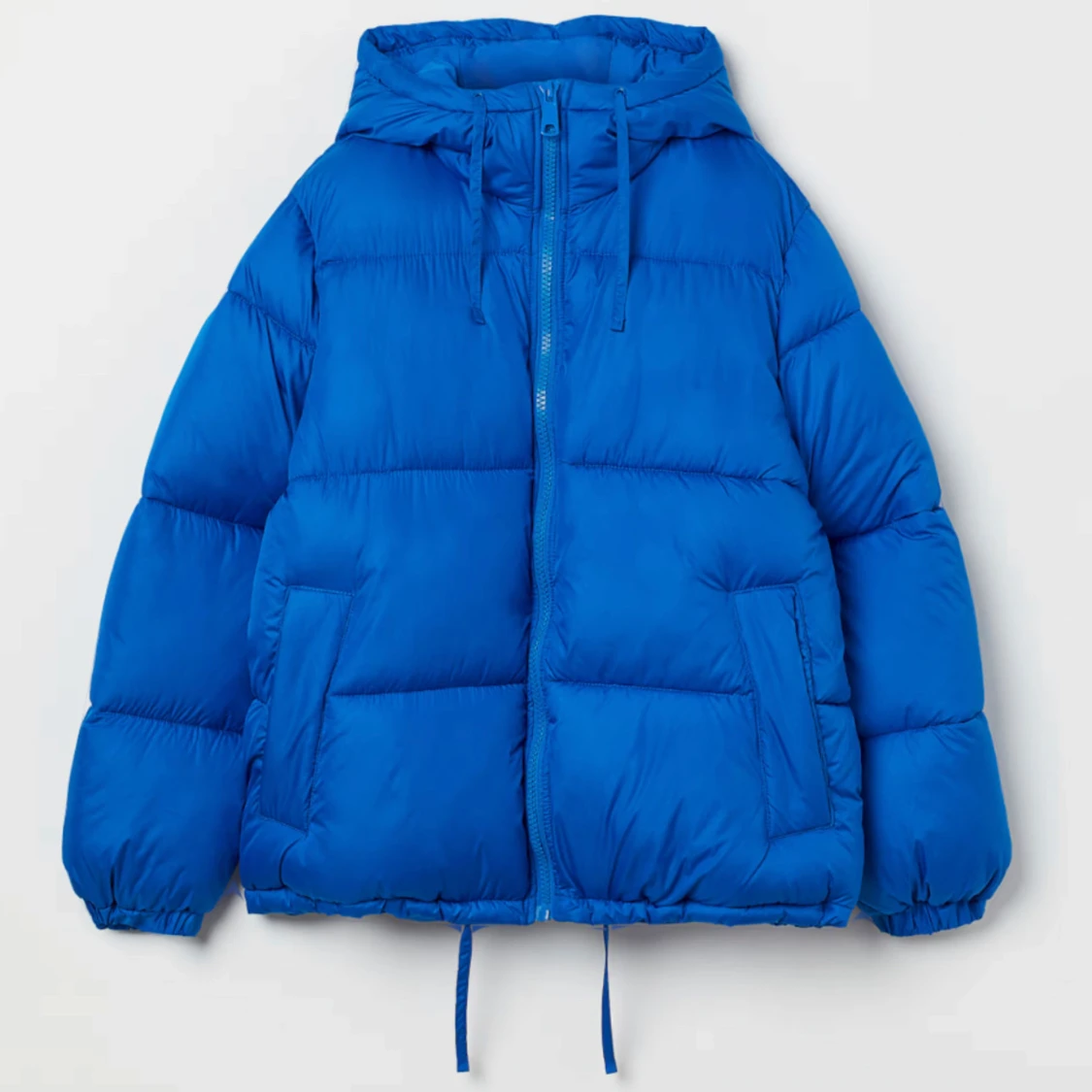 Blå pufferjacka med huva