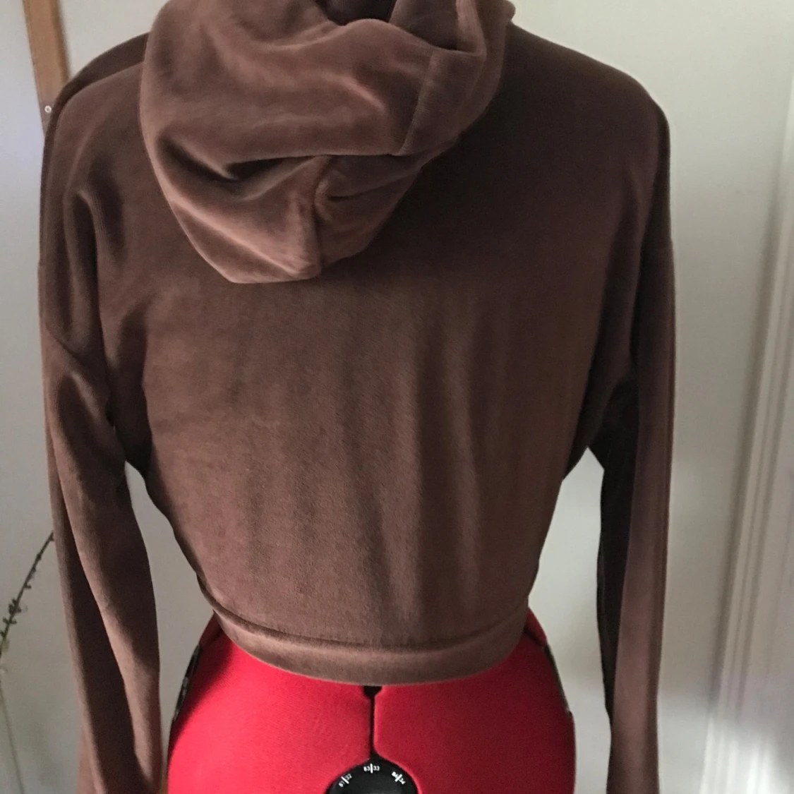 Brun croppad hoodie från Nelly - 91