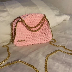Väska - Egenvirkad Stella McCartney liknade väska, i ljus rosa med guldkedja🩷