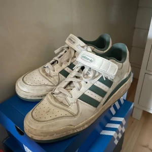 Adidas Forum Skor - Snygga adidas skor som fungerar bra, används till att skatea men har slutat med det så därför säljs dom😄