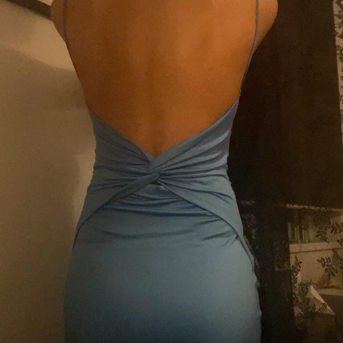 Blå långklänning med öppen rygg - 90