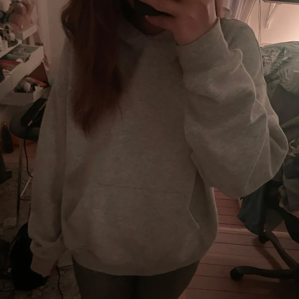 Säljer en mysig hoodie från Gina Tricot, använder den inte längre eftersom jag tycker den är lite för stor💞 Jättebra skick annars.. Hoodies.