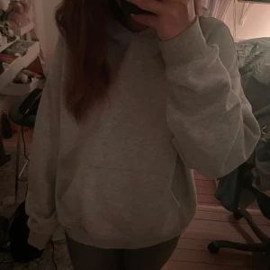 Grå hoodie från Gina Tricot - Säljer en mysig hoodie från Gina Tricot, använder den inte längre eftersom jag tycker den är lite för stor💞 Jättebra skick annars.