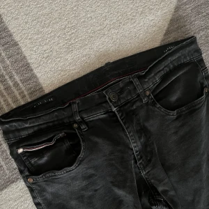 Svarta jeans från Jacks - Säljer ett par svarta jeans från Replay i storlek W33 L32. De har en klassisk design med knapp och dragkedja framtill. Perfekta för både vardag och fest! 🖤