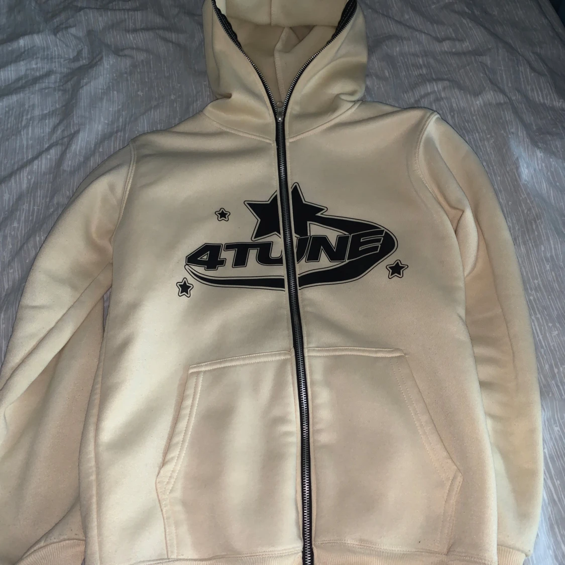 Beige hoodie med tryck från 4Tune - 90