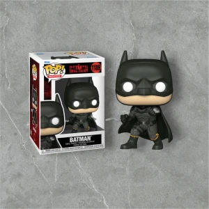 Batman Funko Pop! figur - Cool Batman-figur från Funko Pop! i svart och grått med den klassiska masken och manteln. Perfekt för samlare eller som dekoration på hyllan. Figuren är detaljerad och kommer i en snygg förpackning med fönster så man kan se den utan att öppna. Ett måste för alla Batman-fans!