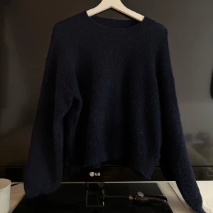 Mörkblå stickad tröja från Lindex - Säljer en mysig mörkblå stickad tröja från Lindex i storlek M. Perfekt för kyliga dagar med sin varma och bekväma passform. Tröjan har långa ärmar och en klassisk rund halsringning. Passar både till vardags och lite finare tillfällen. 🧶💙