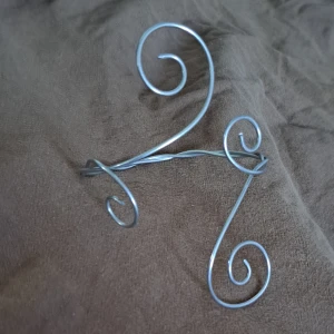 Armcuff - Handgjord armcuff i järntråd. Görs efter dina mått, men den är böjbar så går enkelt att justera den så att den sitter som man vill💫