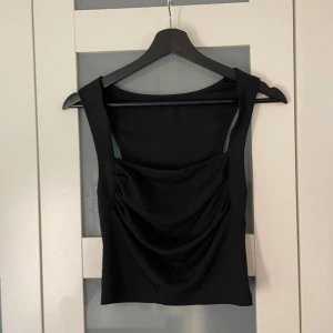 Svart topp - Svart topp i mycket fint skick!  Liten i storlek, passar mer en Xs/S än en M. 