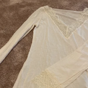 Intimissimi tröja - Säljer min jättefina helt nya Intimissimi tröja. Den är i färgen vanilla och är en blandning mellan beige och vit. Såååå fin! Endast testad och säljer då jag tyvärr köpte fel färg💓💓