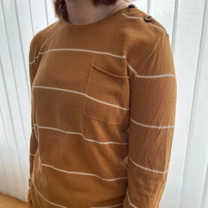 Stickad tröja  - Söt stickad tröja 💖 Kontakta mig vid intresse och tveka inte med att ställa frågor 🥰