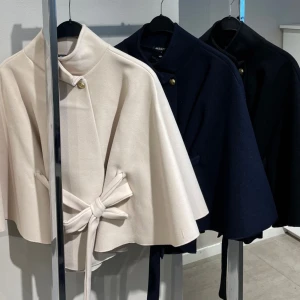 Poncho blair  - Poncho blair ifrån Missäy, Onesize. Färg: Navy. Nyskick