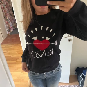 Tröja  - Säljer denna tröjan som inte kommer till användning längre. Den är i storlek M men liten i storleken. 