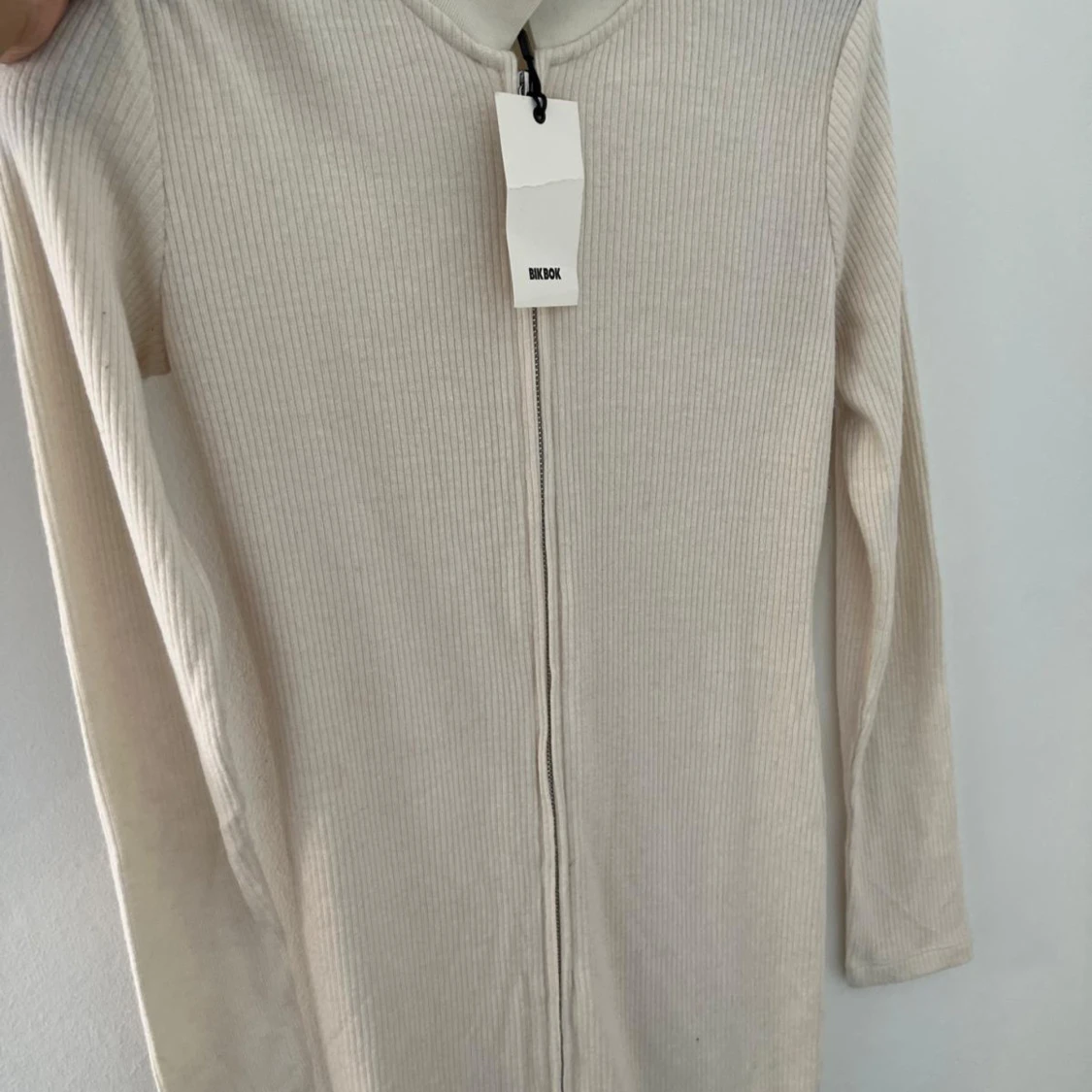 Beige ribbad kofta från Bik Bok