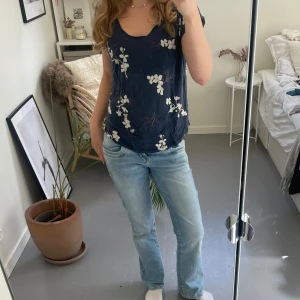 T-shirt  - Jättefin blommig t-shirt från hm i storlek M💗Skriv gärna vid fler frågor och fler bilder🤗