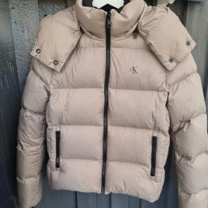 Calvin Klein jacka  Down puffer  - En dam jacka som jag säljer åt min syster, strl.S Använd max 2 ggr Nypris 2599 kr säljer för 1500kr. Hör av er vid frågor och funderingar. PRIS INTE HUGGET I STEN! Så kom gärna med bud😊 