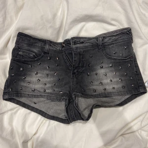 Coola lågmidjade shorts  - Shortsen är mycket lågmidjade och korta och har stjärnformade nitar i stålfärg 
