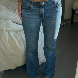 Lågmidjade jeans - Lågmidjade jeans från Zara med raka ben🥰