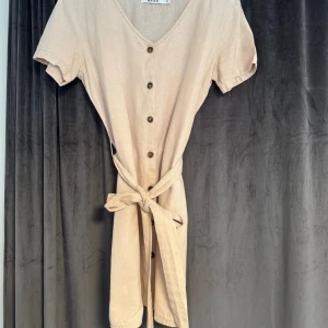 Klänning NAKD - Beige kort klänning från NAKD storlek 36💞