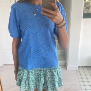 Blå spetsblus från Object - Säljer en superfin blå spetsblus från Object i storlek S. Den har korta puffärmar och ett vackert spetsmönster. använd få antal gånger.